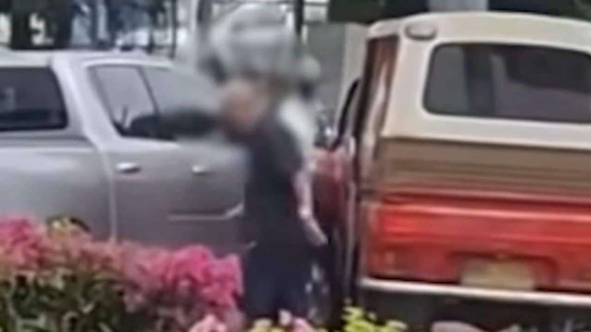 Tuk-Tuk-Opa rastet aus! 74-Jähriger schlägt mit Messer zu (Video)