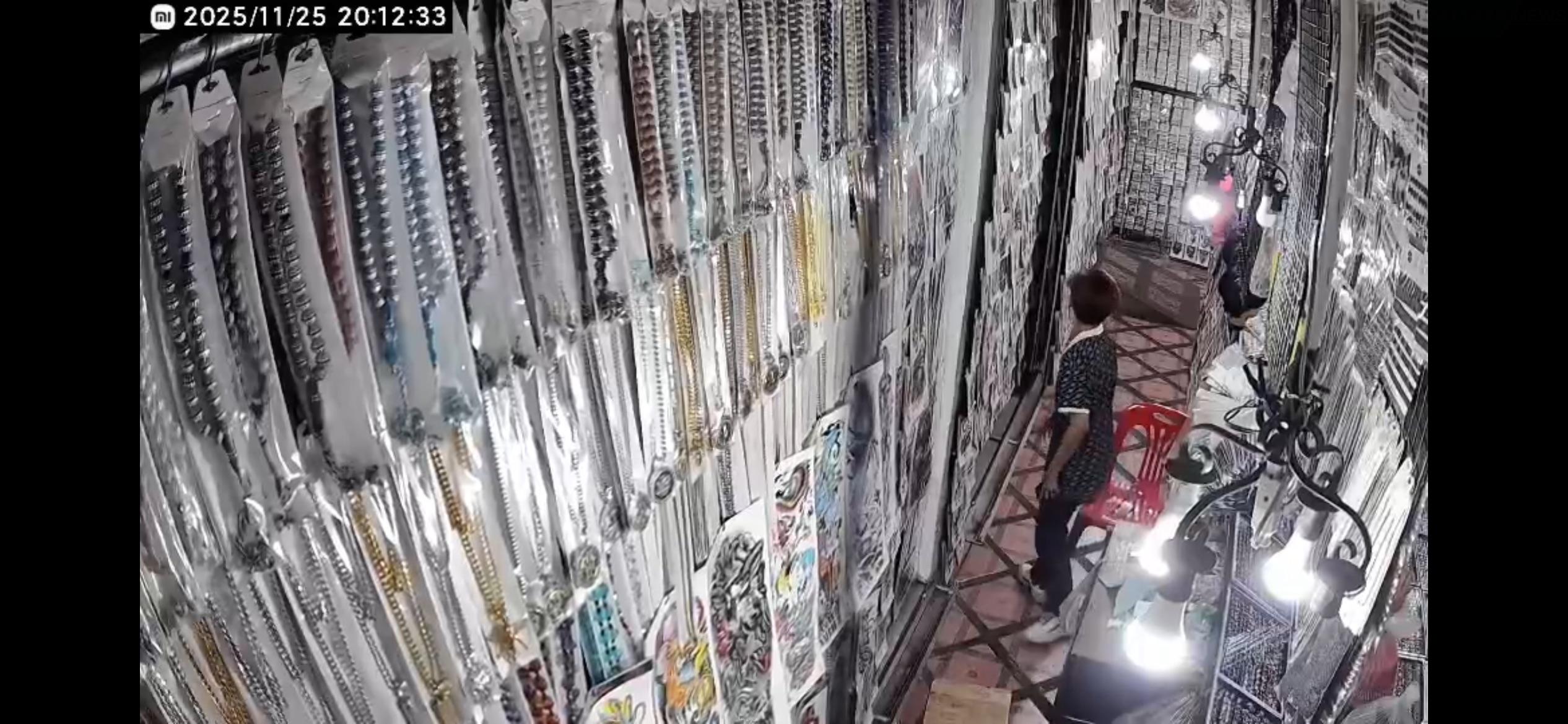 Als Kundin getarnt – Diebin stiehlt Handy in Sekunden