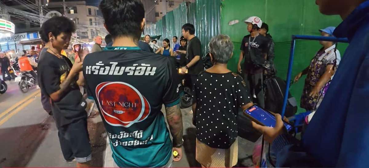 Autofahrer rastet aus - rammt eigene Freundin (Video)