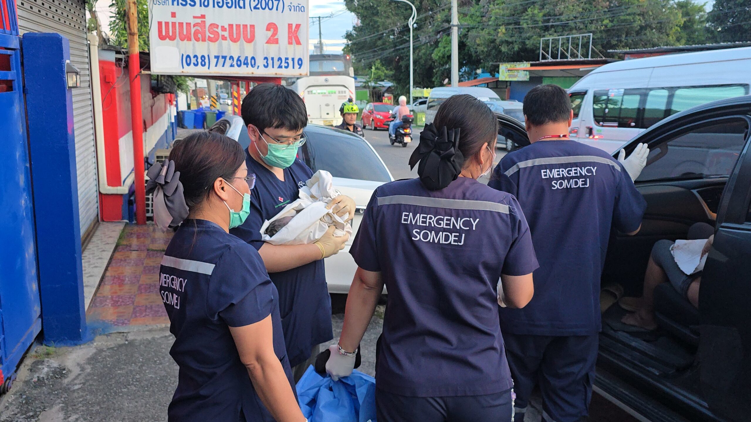 Baby kommt in Pickup zur Welt
