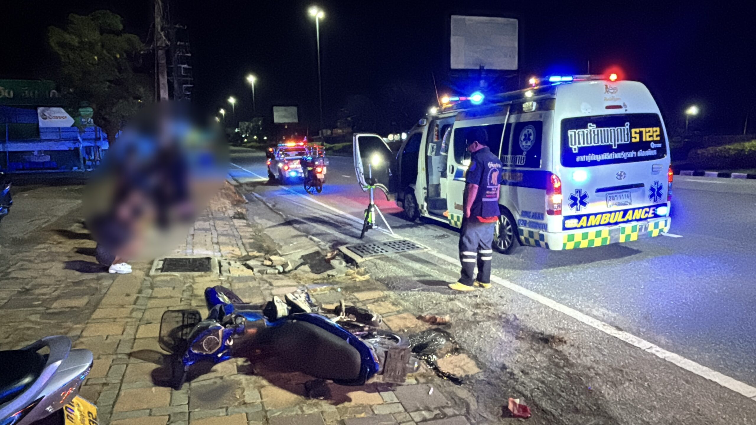 Barangestellter kracht in Strommast