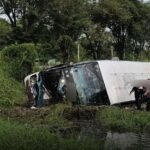 Bus kippt um – Dutzende Kinder verletzt!