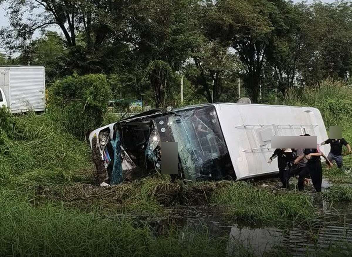 Bus kippt um – Dutzende Kinder verletzt!