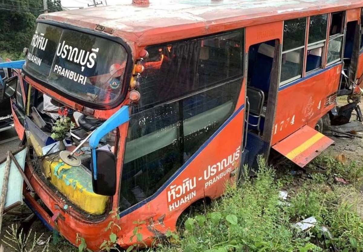 Bus kracht in Strommast – Acht Schüler verletzt (Video)