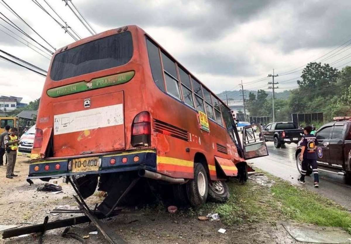 Bus kracht in Strommast - Acht Schüler verletzt (Video)