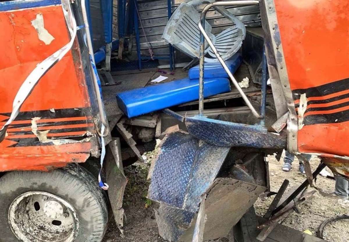 Bus kracht in Strommast - Acht Schüler verletzt (Video)