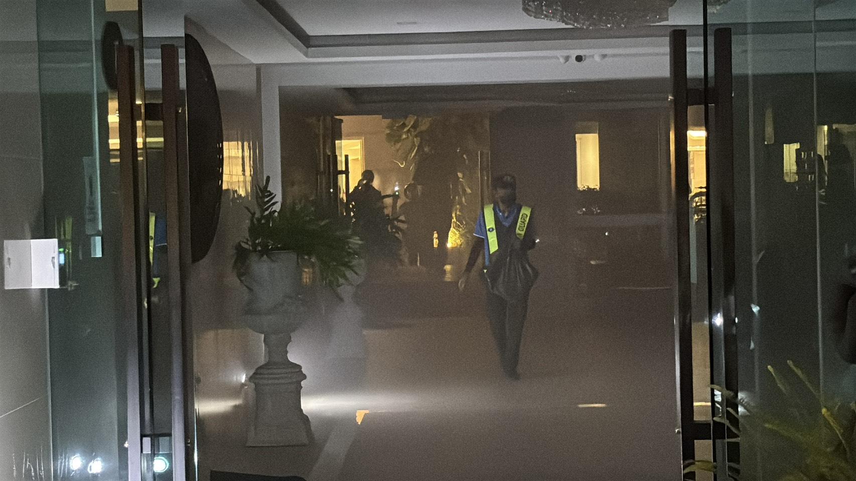 Condo brennt – 60 Bewohner verletzt