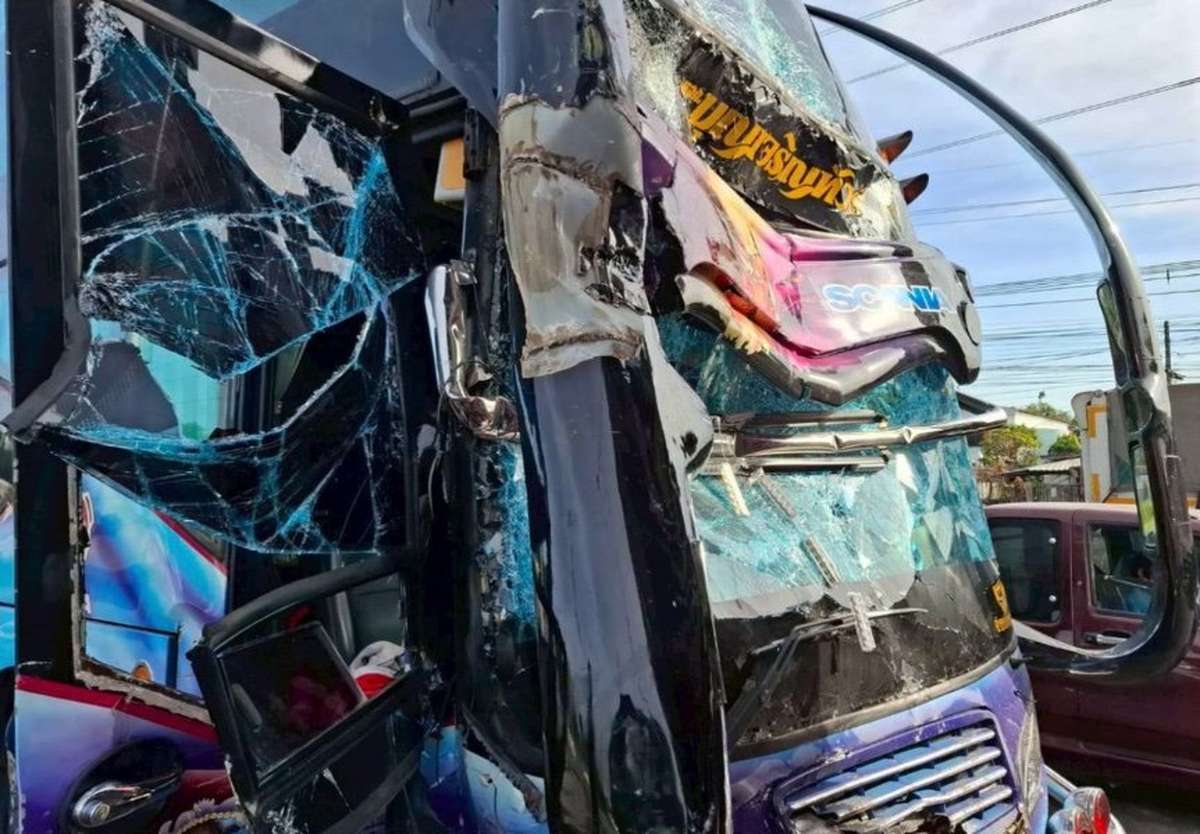 Drei Busse kollidieren – Schüler verletzt (Video)