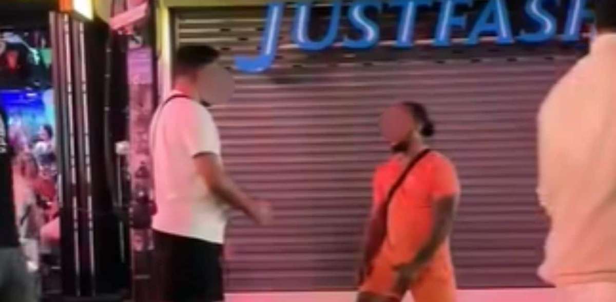 Heftiger Schlagabtausch - Ausländer kollabiert!