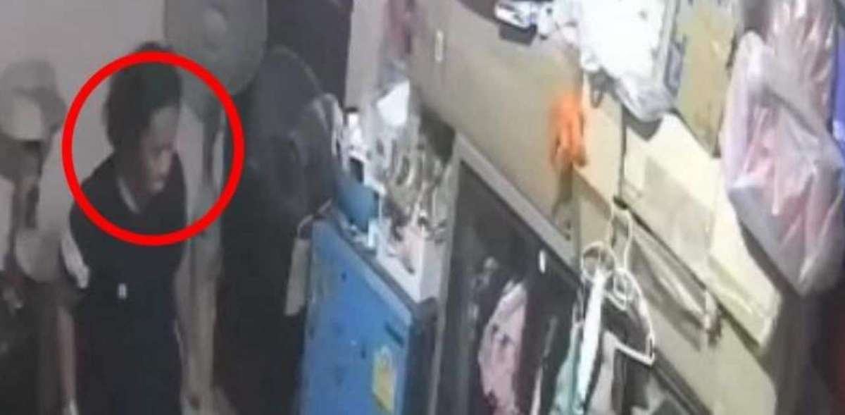 Kamera entlarvt Trickdiebin auf frischer Tat