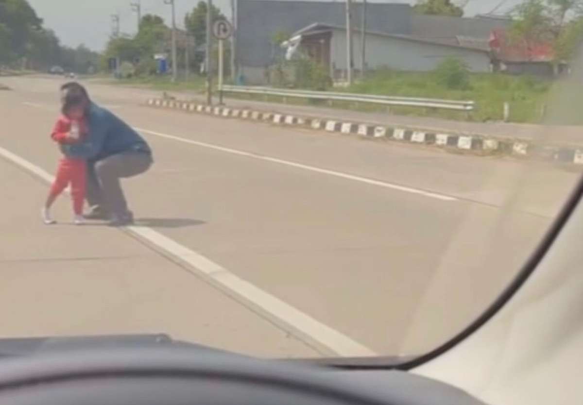 Kita-Schock: Mädchen auf SchnellstraĂe (Video)