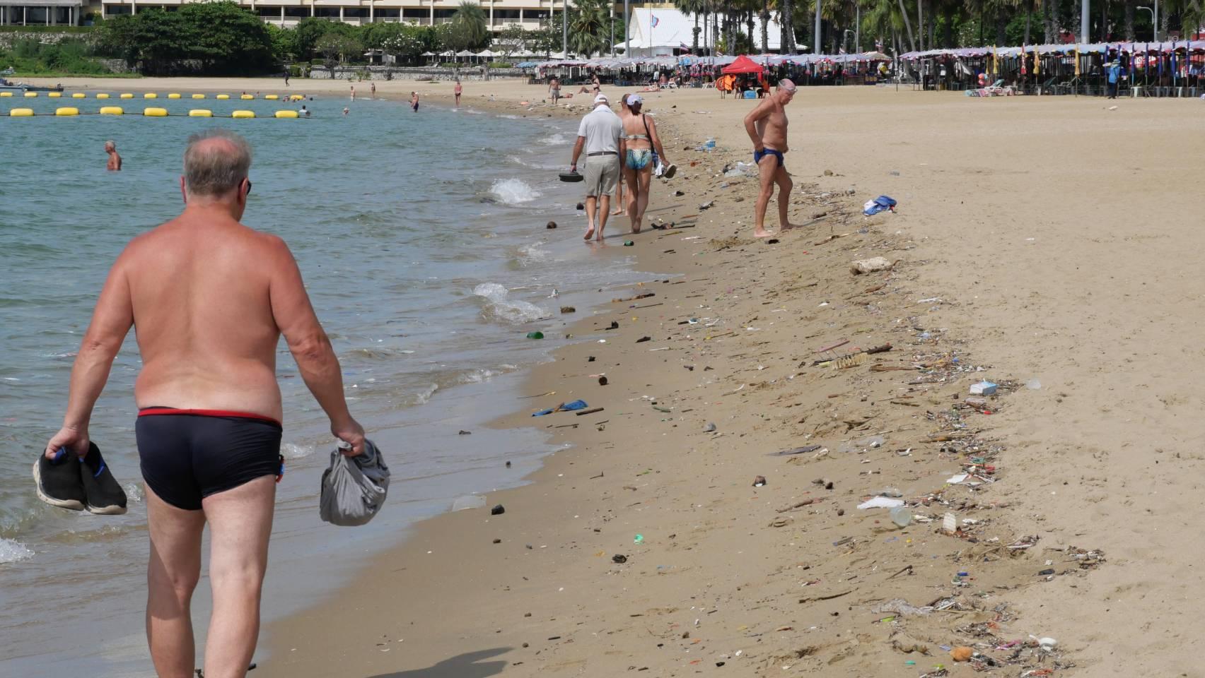Monsun spült Tonnen Müll an Pattayas Strände