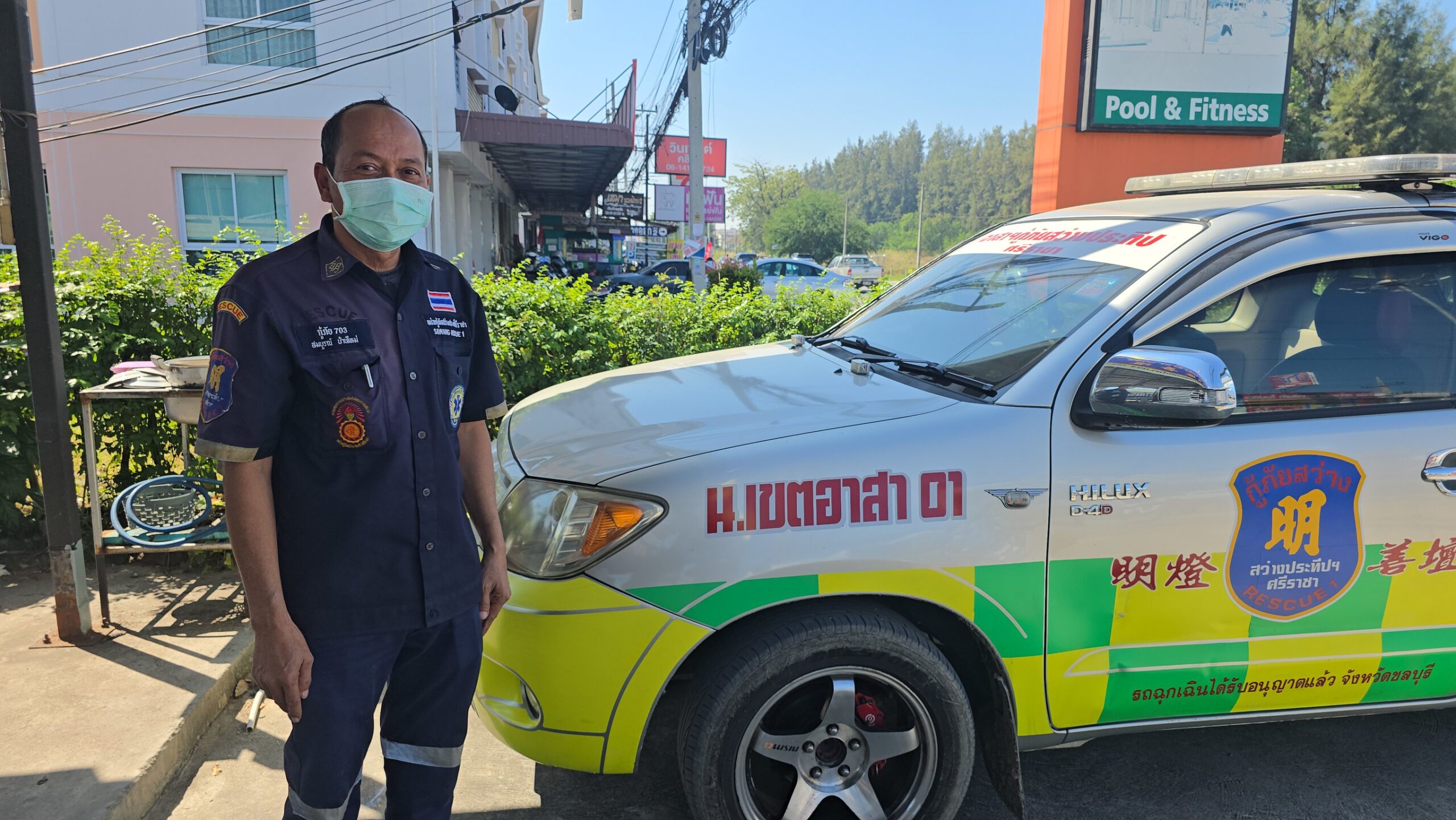 Motorrad bremst Rettungswagen aus