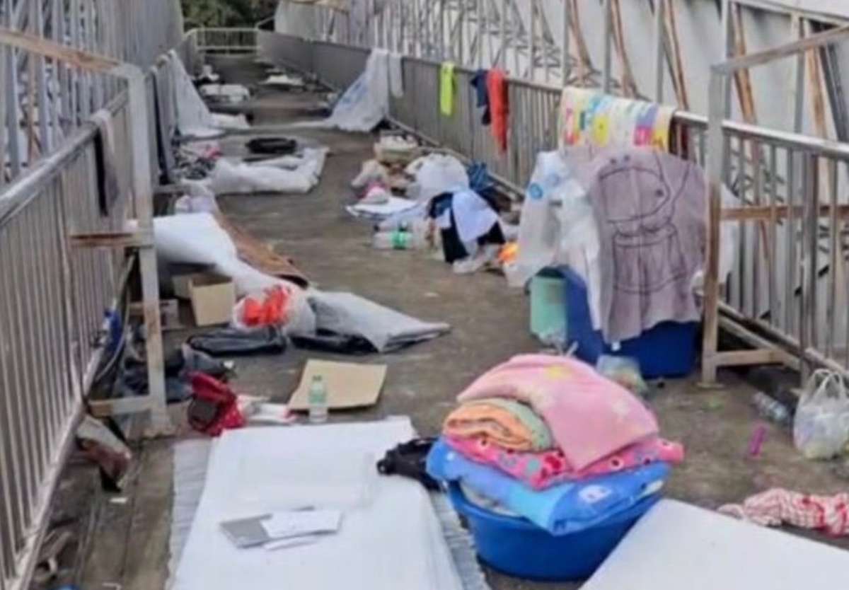 Paar wohnt monatelang auf Brücke (Video)