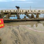 Taifun legt uraltes Wrack in Vietnam frei Taifun legt uraltes Wrack in Vietnam frei