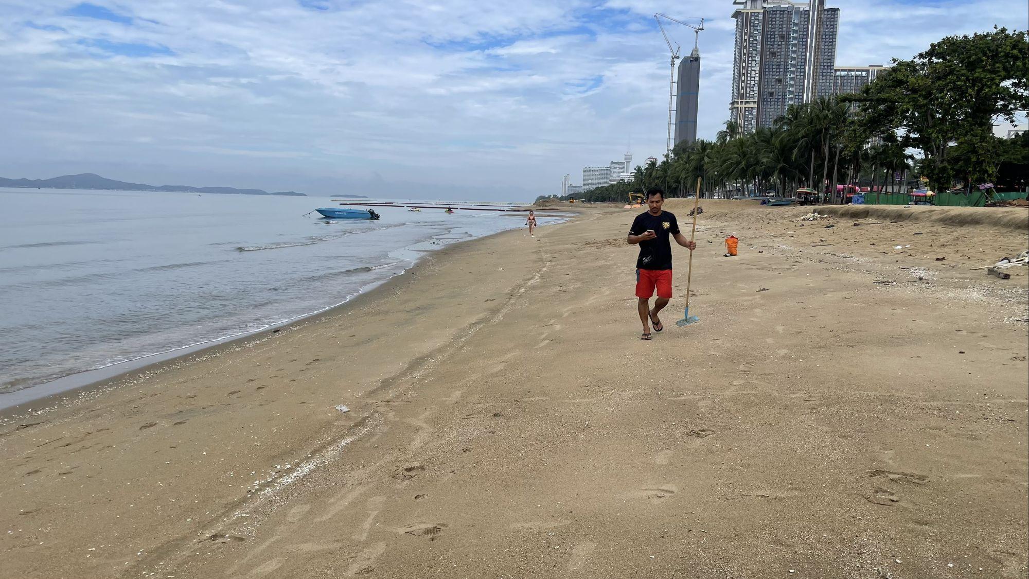 Touristen brettern über den Strand
