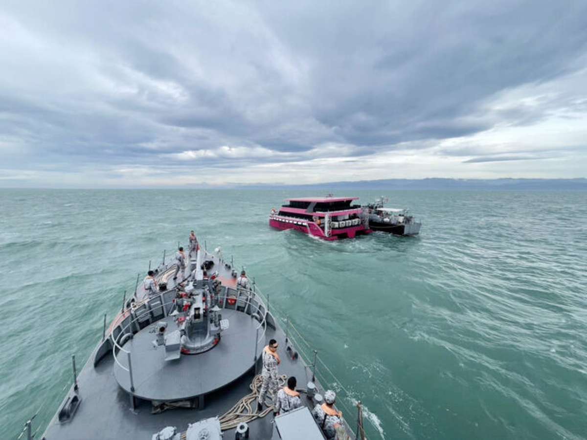 Touristenfähre sinkt – Navy rettet alle (Video)