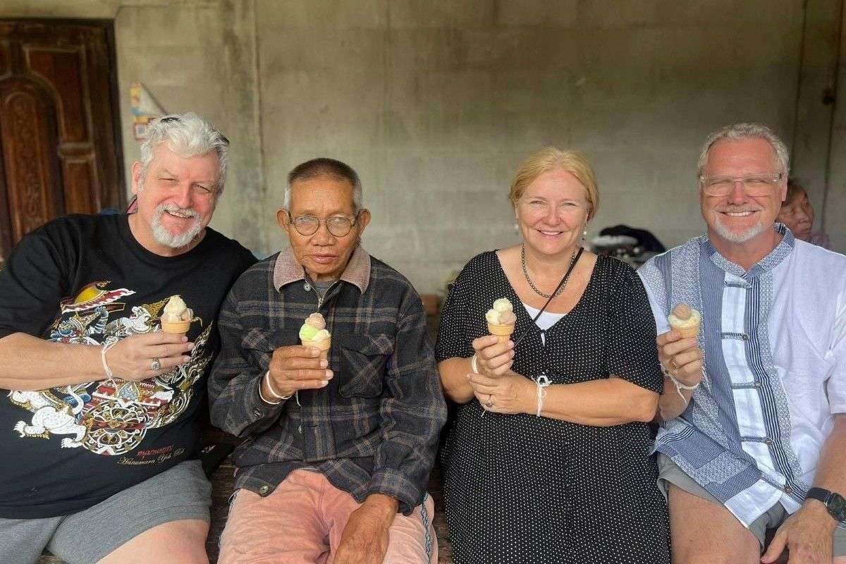 Ausländer 50 Jahre weg: Rührendes Wiedersehen