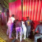 Biker kracht in Blechzaun Biker kracht in Blechzaun