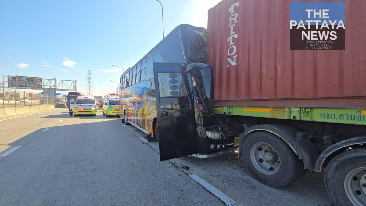 Bus kracht in Anhänger