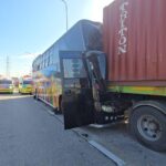 Bus kracht in Anhänger