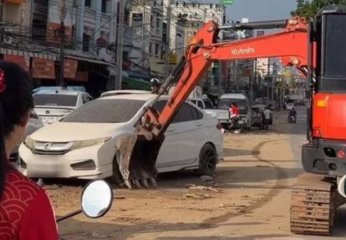 Flutchaos: Bagger schiebt Fahrzeuge (Video)