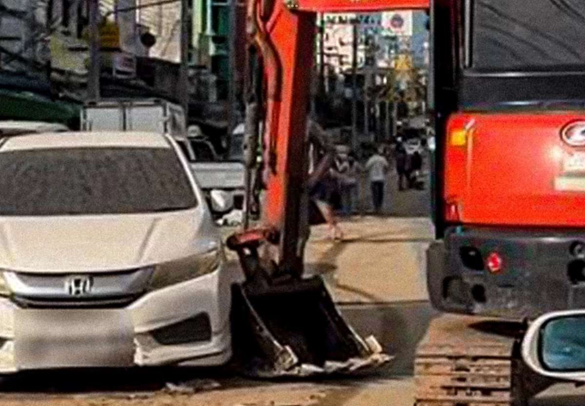Flutchaos: Bagger schiebt Fahrzeuge (Video)