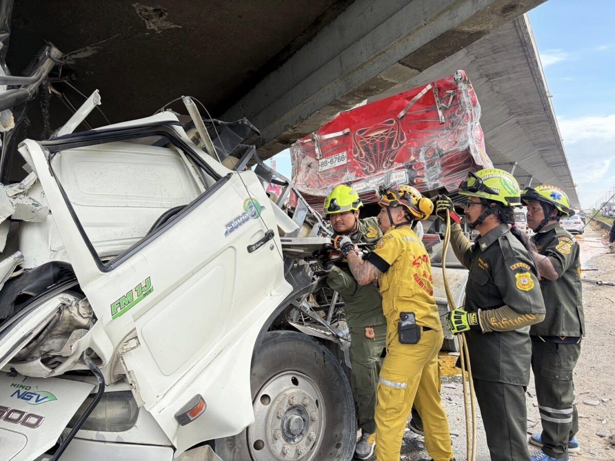 Fußgängerbrücke stürzt auf Fahrzeuge (Video)