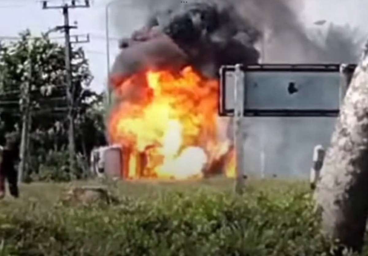 Gasflaschen detonieren – Fahrer entkommen (Video)