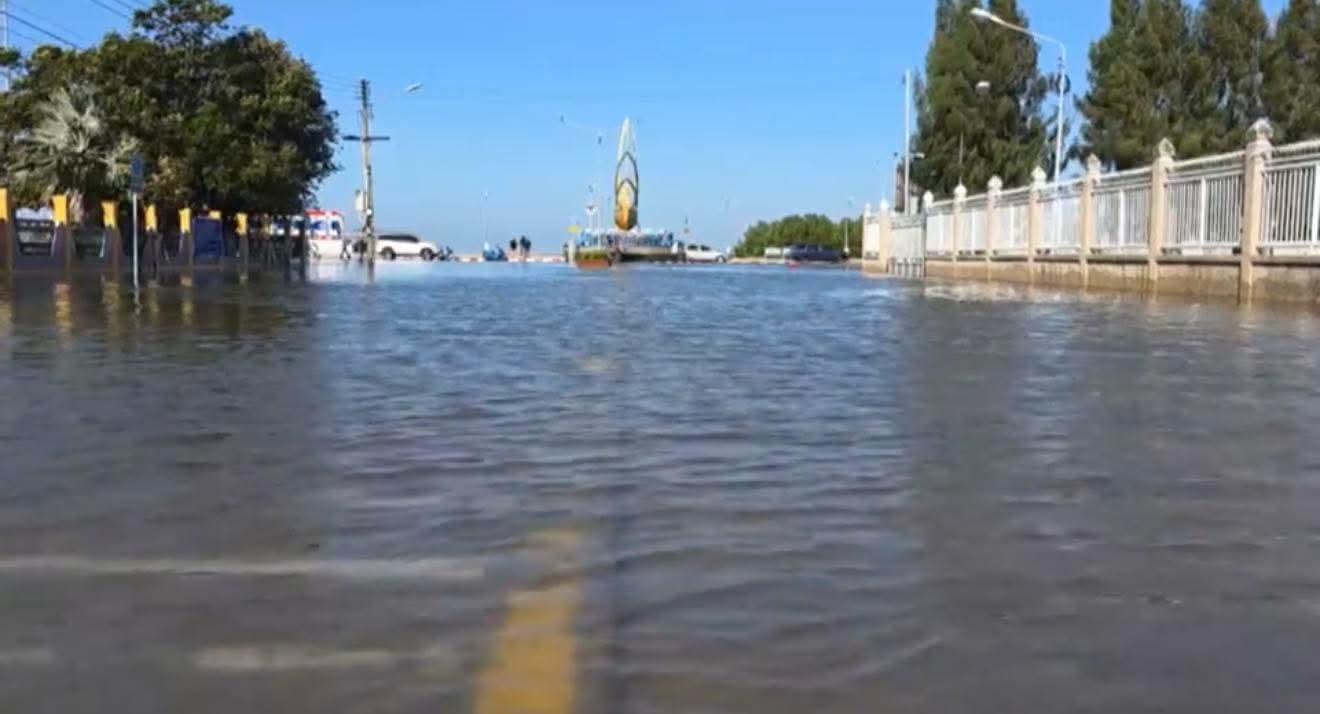 Hochwasser legt Straßen in Chonburi lahm