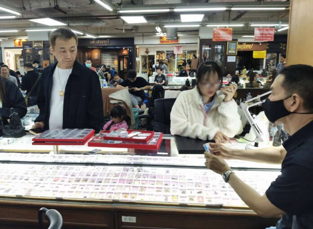 Illegal! Ausländer verkaufen Amulette (Video)