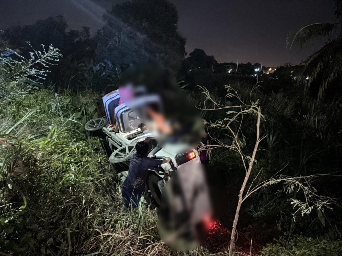 Kurve wird zur Falle: Pickup überschlägt sich