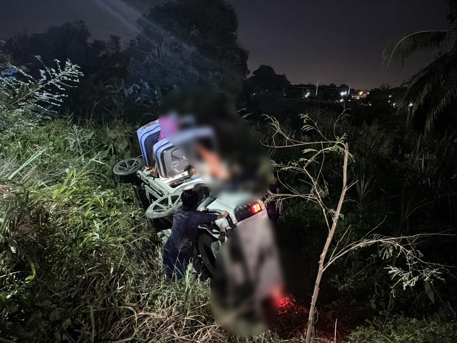 Kurve wird zur Falle: Pickup überschlägt sich