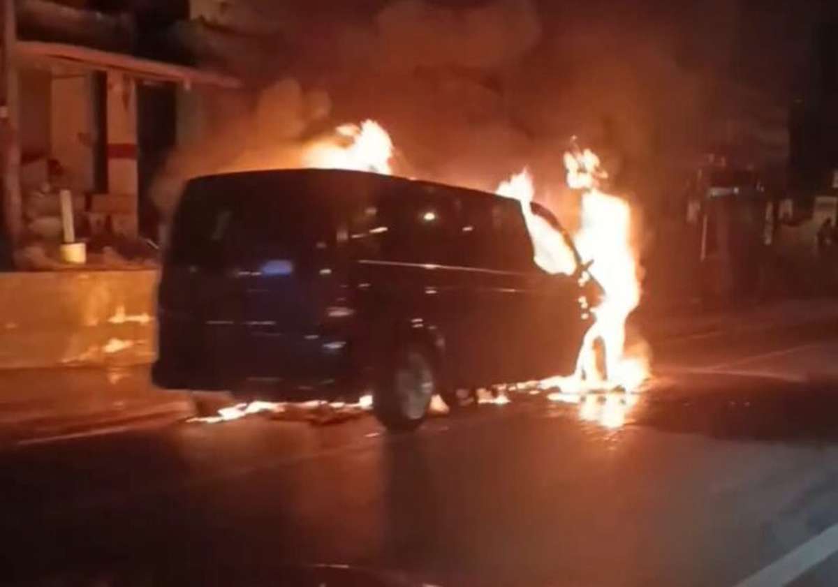 Minibus in Phuket ausgebrannt