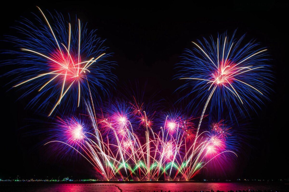 Feuerwerksrausch über Pattaya Beach