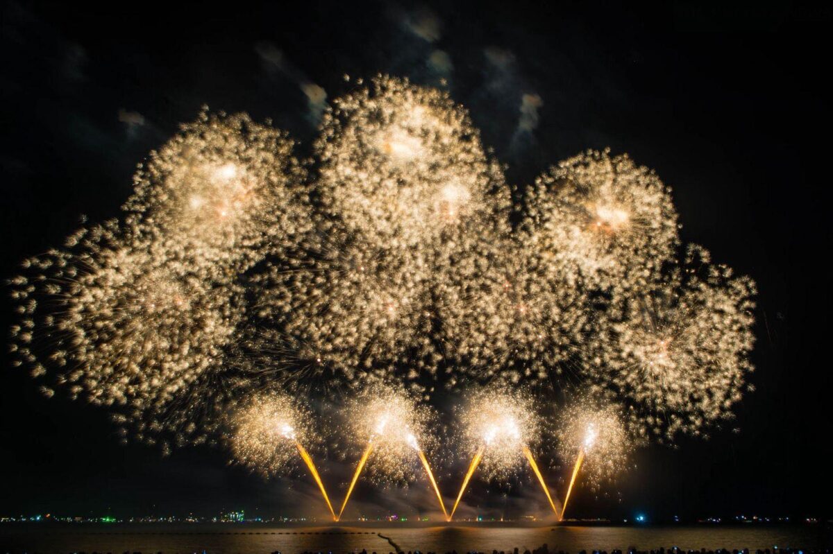 Feuerwerksrausch über Pattaya Beach