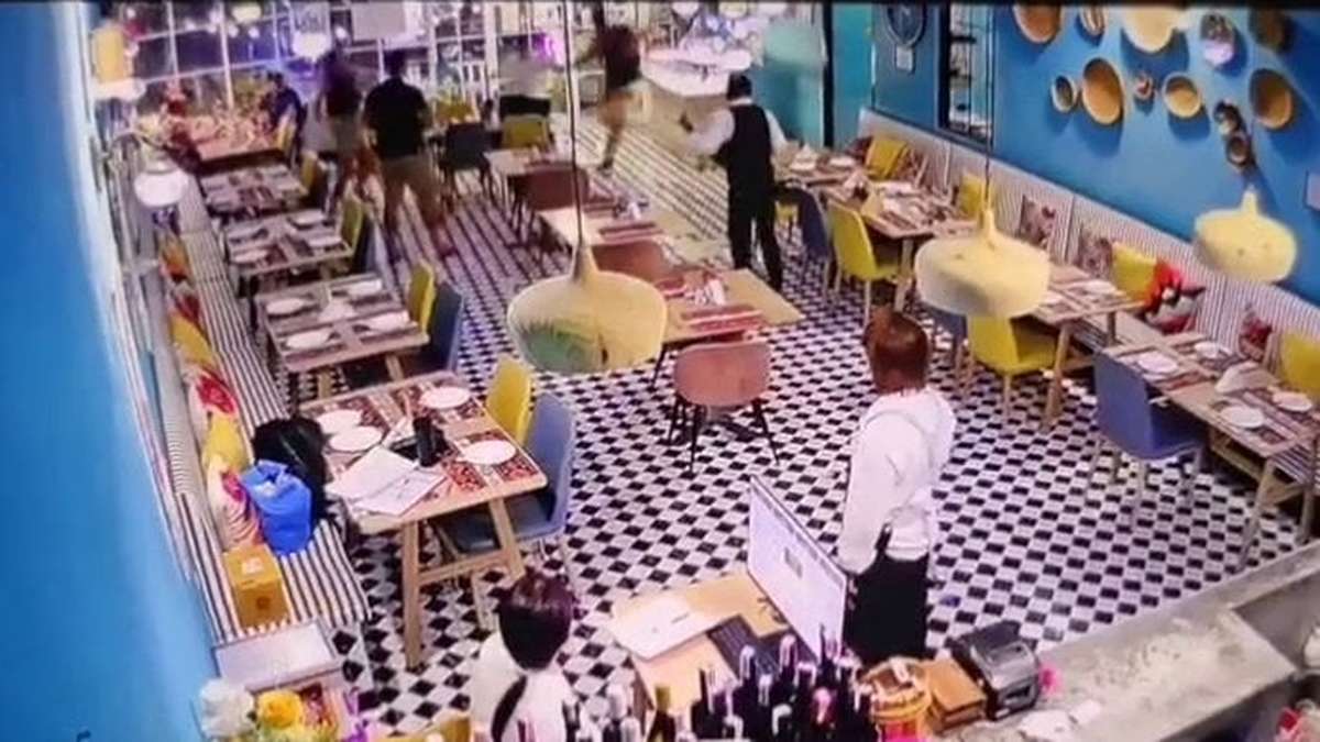 Phuket: Ausländer stirbt nach Crash durch Glastür