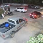 Pickup rammt Menschengruppe - Fahrer flüchtig! Pickup rammt Menschengruppe - Fahrer flüchtig!