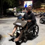 Rollstuhlfahrer stürzt ins Meer für Ausländer Rollstuhlfahrer stürzt ins Meer für Ausländer