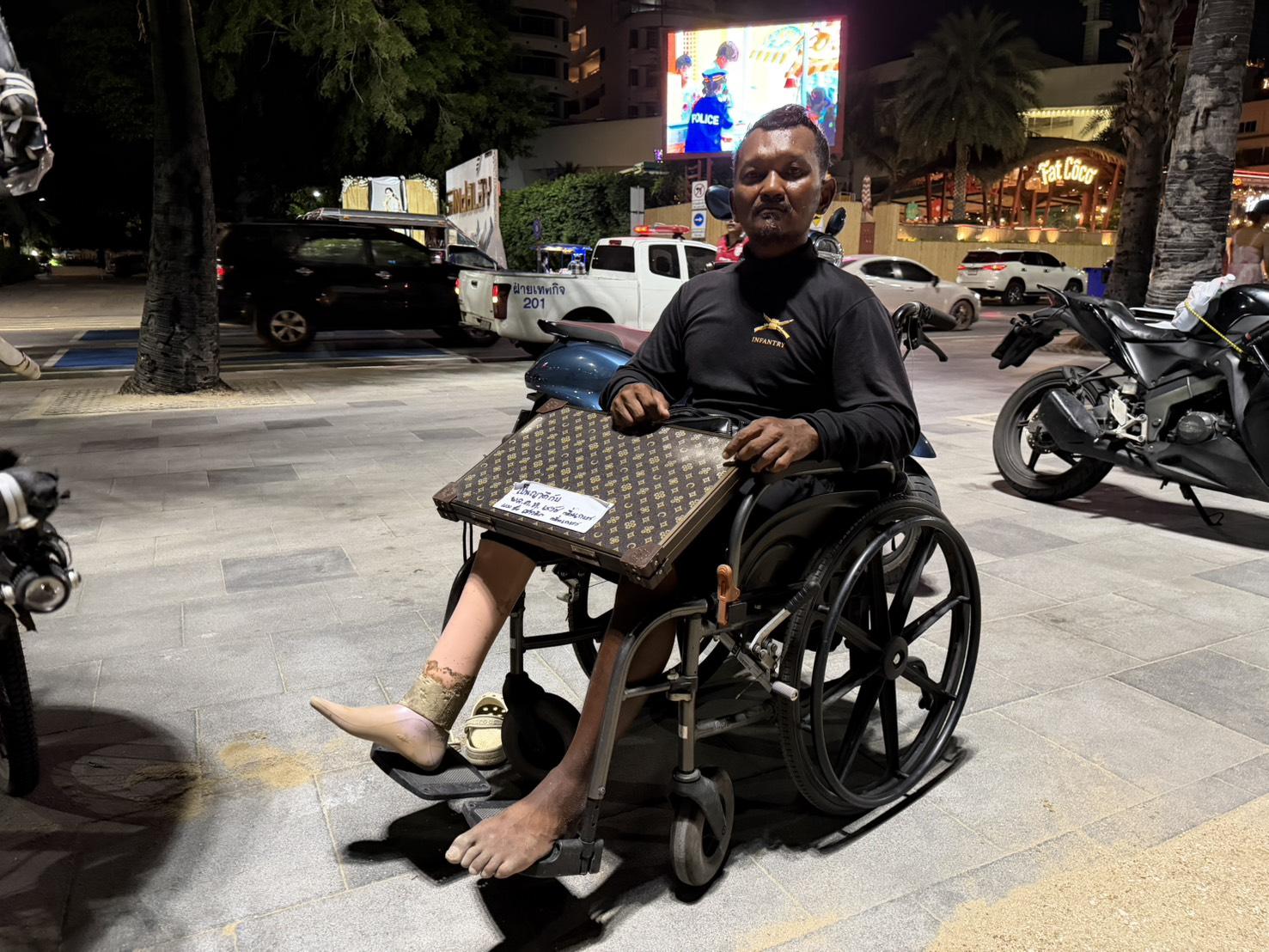 Rollstuhlfahrer stürzt ins Meer für Ausländer