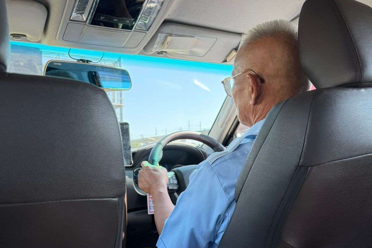 Taxifahrer rettet Ausländer vor Flug-Desaster