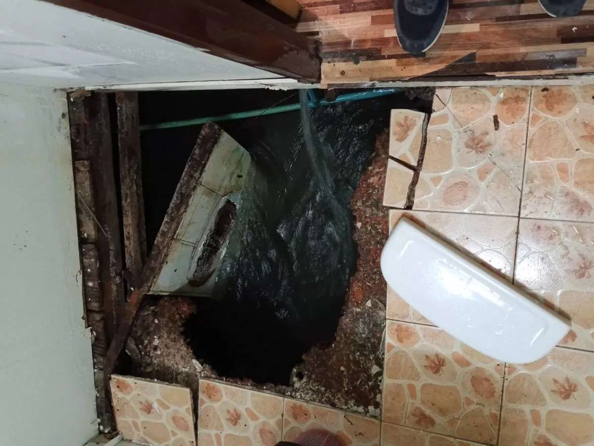 Toilette bricht ein – Touristin stürzt in Fluss