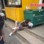 Beamte helfen betrunkenem Touristen