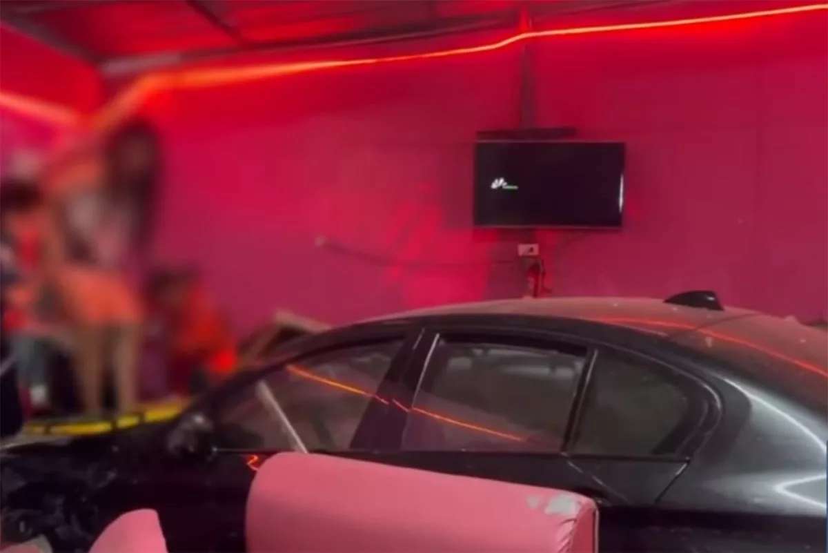 BMW rast in Karaoke-Bar – Acht Verletzte