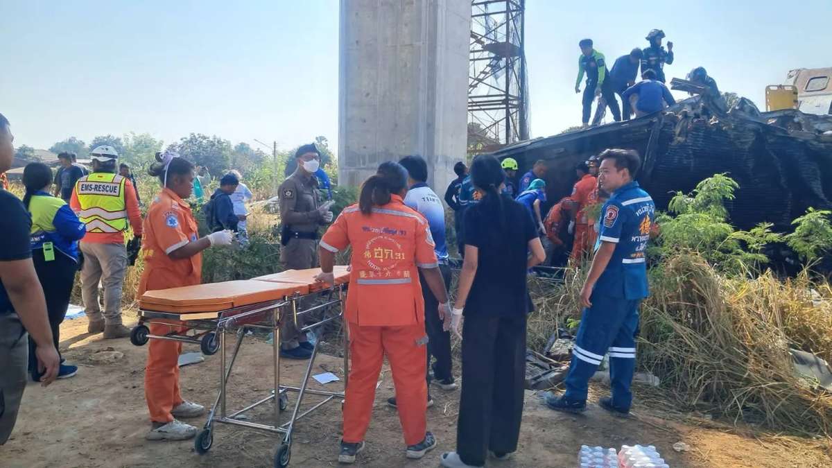EILMELDUNG: Kran stürzt auf Zug – mindestens 22 Tote in Thailand