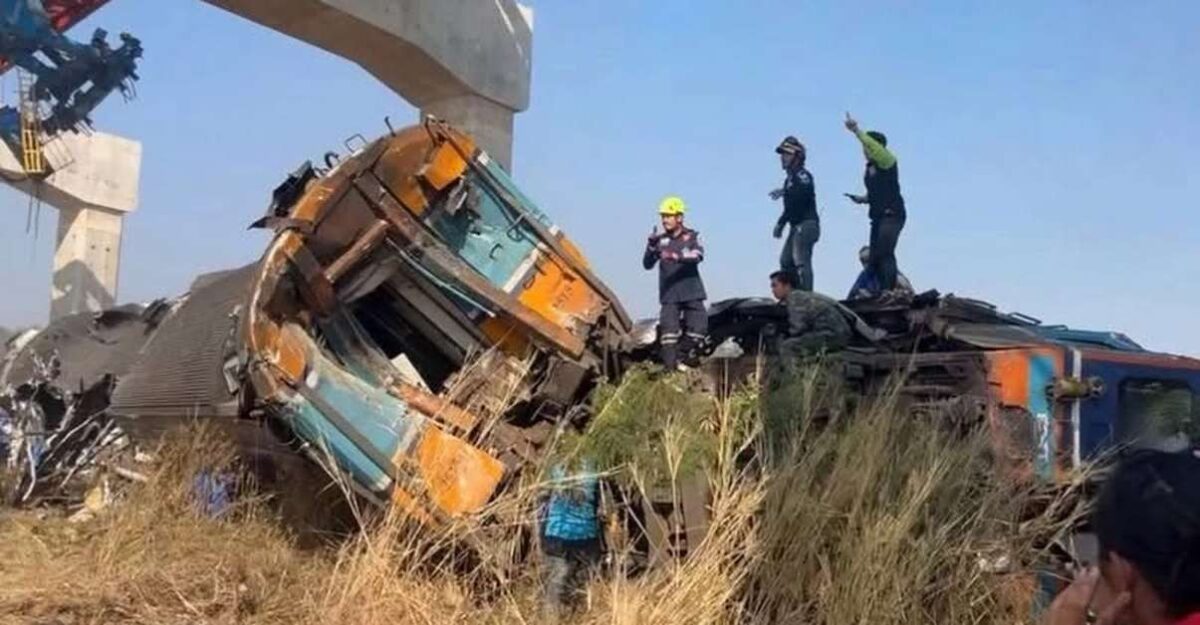 EILMELDUNG: Kran stürzt auf Zug – mindestens 22 Tote in Thailand