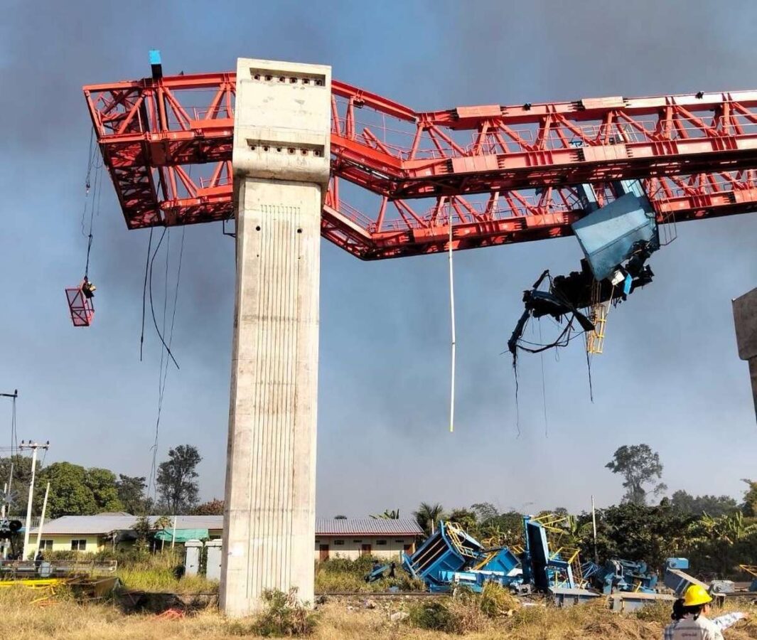 EILMELDUNG: Kran stürzt auf Zug – mindestens 29 Tote in Thailand
