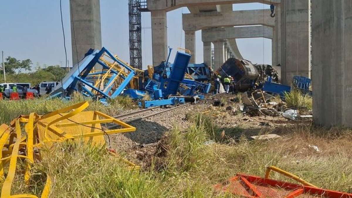 EILMELDUNG: Kran stürzt auf Zug – mindestens 29 Tote in Thailand