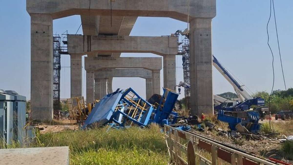 EILMELDUNG: Kran stürzt auf Zug – mindestens 29 Tote in Thailand