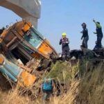 EILMELDUNG: Kran stürzt auf Zug – mindestens 32 Tote in Thailand